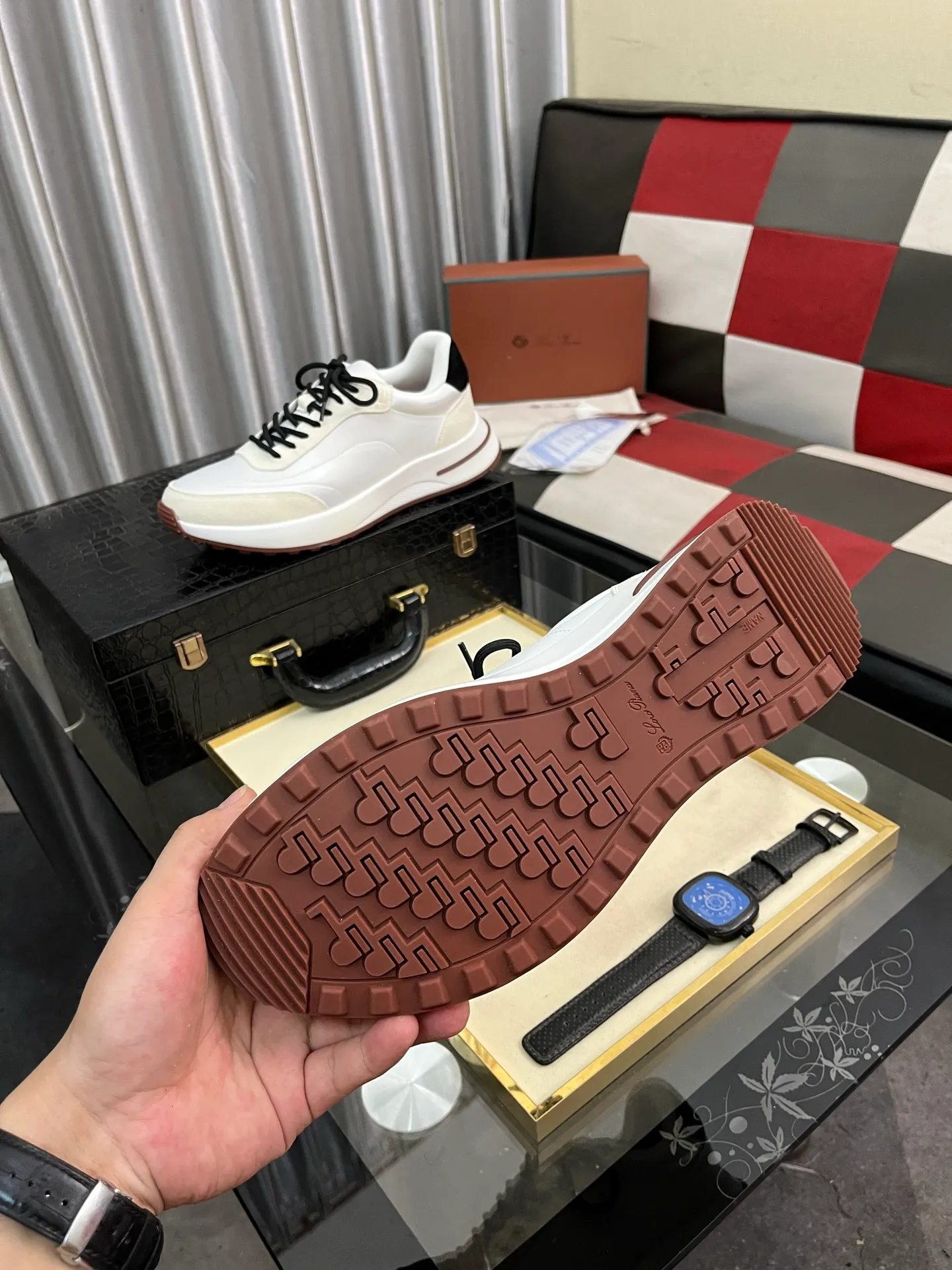 Men's shoes 💰458⌚️⌚️ Loro Pian* Loro Pian* casual shoes are made of cowhide frosted cowhide. Unique texture, simple and elegant, in line with Asian shoe lasts. Almond toe bar, apron style toe, drum-stitched upper. Same color stitching details. Slip-on style for easy on and off. Original color full cowhide lining. The insole is decorated with the 🈶️ brand logo. The original open-molded TPU raw rubber outsole. The soft rubber sole has super grip performance. Comfortable and casual style. You can create 🉑casual🉑formal urban style at will!  Code number: 38-44
